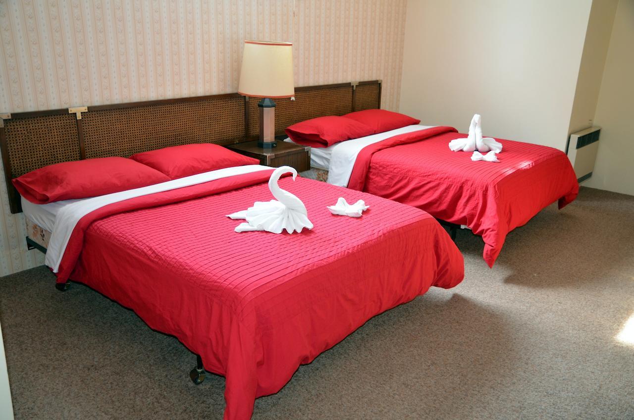 Tornado'S Motel Port Loring Room photo